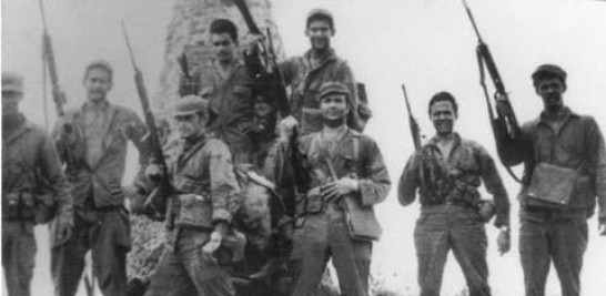El grupo guerrillero dirigido por Caamaño en el pico Turquino, en Cuba, durante el entrenamiento militar previo a la llegada al país el 2 de febrero de 1973. archivo