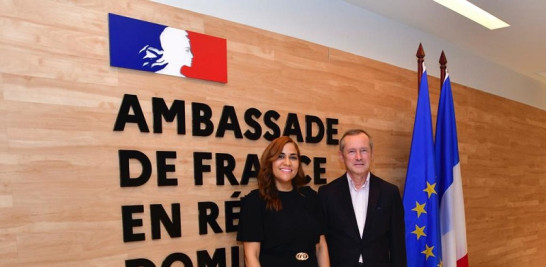 La presidenta de la ADDEF, Gabriela Beltré, junto al embajador de Francia en Santo Domingo,  Eric Fournier.