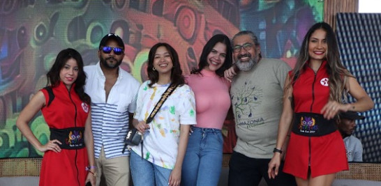 Álex Santiago, Leyla Yépez, Adriana Gómez y Miguel Vega junto a las modelos Texaco.