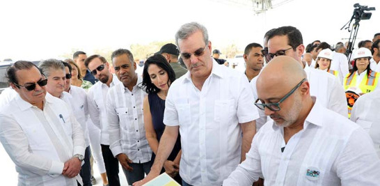 El presidente Abinader visitó la planta de tratamiento, inauguró un Polideportivo, la construcción de una extensión de la UCATEBA y otras y se reunió con jóvenes. EXTERNA