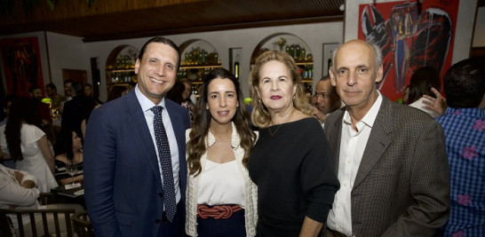 Rafael Lluberes, Patricia de Lluberes, Olga de Elías y Miguel Elías.