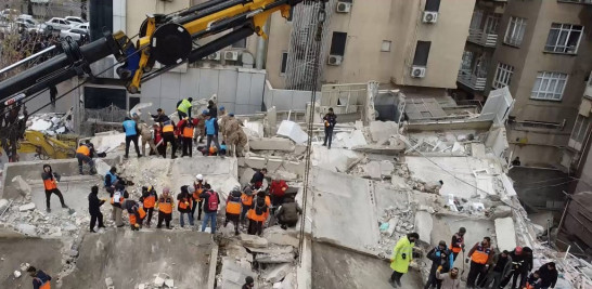 Rescatistas buscan supervivientes entre los escombros en Sanliurfa, el 6 de febrero de 2023, tras el terremoto de magnitud 7,8 que sacudió el sureste del país. Fuente: AFP.