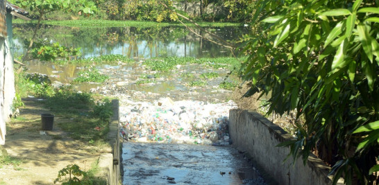 Cañada en el Túnel de Capotillo desemboca en el Río Isabela con enorme cantidad de desechos plásticos. Foto: Leonel Matos/LD.