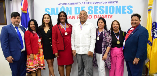 El alcalde del Ayuntamiento Santo Domingo Oeste, José Andújar junto a los reconocidos y sus familiares.