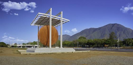 Esfera Caracas (1996), escultura de arte cinético del artista plástico venezolano Jesús Soto. La componen 1,800 varillas de aluminio hueco color naranja sujetas por guayas de acero inoxidable.