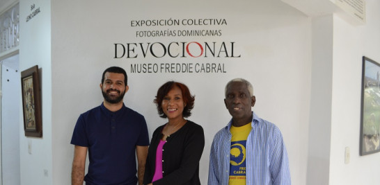 Robert Rosario Jiménez, subdirector del Museo; Elena Acevedo, directora; y el escultor Freddie Cabral. Foto: Yaniris López / LD