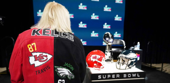 Donna Kelce posa durante una rueda de prensa previa al Super Bowl 57, el miércoles 8 de febrero de 2023, en Phoenix. Foto: Mike Stewart/AP.