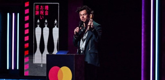 El cantante británico Harry Styles celebra después de recibir el premio al álbum del año por "Harry's House" durante la ceremonia de los Premios BRIT 2023 y un espectáculo en vivo en Londres el 11 de febrero de 2023.
Ben Stansall / AFP