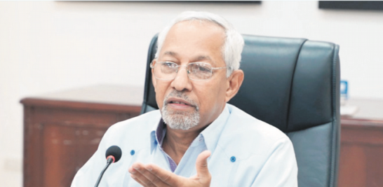 Ángel Hernández,  Ministro de Educación.