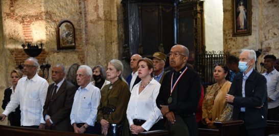 Vicenta Vélez, Tania Caamaño y Andrés Fortunato, entre otros, durante la misa de ayer. Glauco Moquete