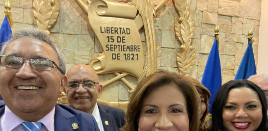 Margarita Cedeño, Amado Cerrud, y parte del parlamento en el Parlacen. Foto: Twitter / Margarita Cedeño
