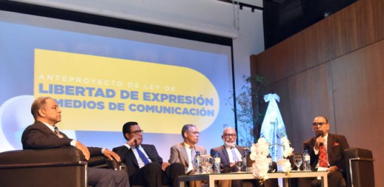 Fotos durante el panel donde la comisión designada por el poder ejecutivo presentó y analizó las actualizaciones sobre el anteproyecto de Ley sobre Libertad de Expresión y Medios de Comunicación. Jorge Martínez