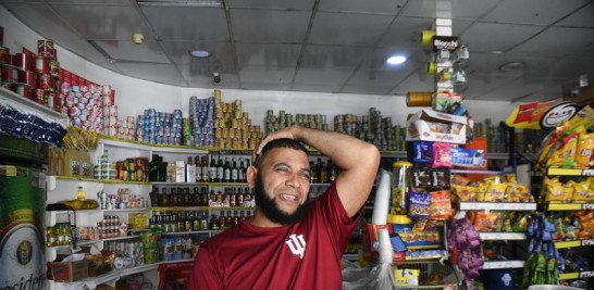 Comerciante se queja por alza de los precios del servicio de electricidad. Foto de Raúl Asencio/LD