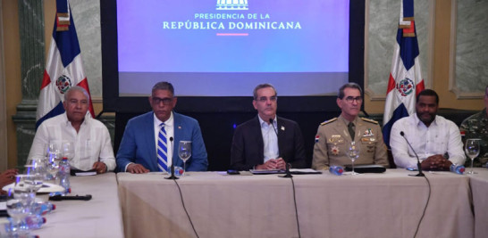 Abinader acompañado por los ministros Defensa, Luciano Díaz Morfa, y de Interior, Jesús Vásquez.