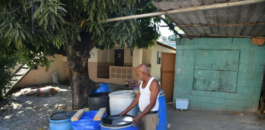 Barrios de la capital tienen que comprar tanques de agua para garantizar suplir sus necesidades.