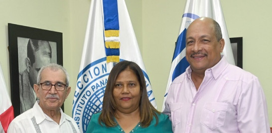Clenis Tavarez María (al centro) junto a Bolívar Troncoso Morales y Filiberto Cruz Sánchez, durante la presentación del libro Anamuya: patrimonio aborigen del este de República Dominicana.