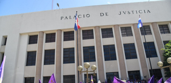 Militantes del PLD frente al Palacio de Justicia. Foto: Jorge Martínez.