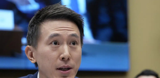 El director ejecutivo de TikTok, Shou Zi Chew, comparece durante una audiencia de la Comisión de Comercio y Energía de la Cámara de Representantes sobre las prácticas de seguridad de datos y privacidad del consumidor en la plataforma y su impacto en los niños, el jueves 23 de marzo de 2023, en Washington. (AP Foto/Alex Brandon)