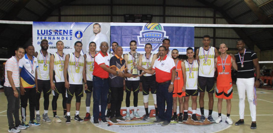 Conrado Valdez y José Francisco Fernández, directivos de Fedovoli, entreganla Copa de Campeón a José YeyeAybar , titular de la Asociación de Voleibol de Santiago y a los jugadores Eduard Rojas y Ezequiel Toribio.