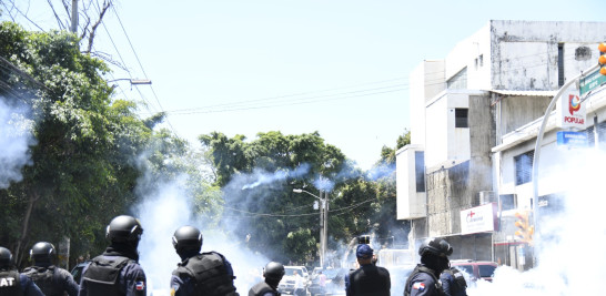 Enfrentamiento entre Peledeístas y policías.

Fotos: Victor Ramírez| Listín Diario