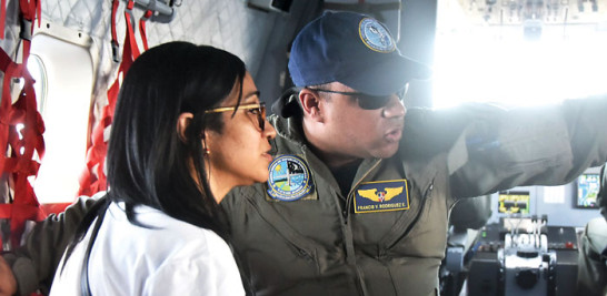 Jenny Rivera, prima de uno de los dos desaparecidos, habla con oficial de tripulación del vuelo de la FAD.