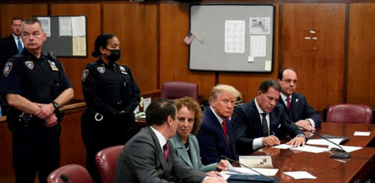 El expresidente Donald Trump cuando compareció ante un tribunal de Manhattan, donde se declaró no culpable de cargos por 34 delitos graves.