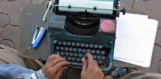 La máquina de escribir mecánica fue un equipo básico para el periodista.