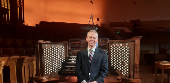 Andrew Unsworth junto al órgano de 11,623 tubos ubicado en el Tabernáculo de Salt Lake City. Juan Salazar