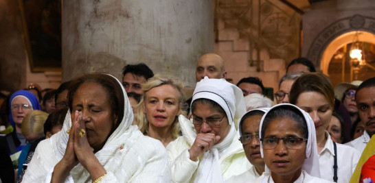Fieles cristianos asisten a una misa el Domingo de Pascua en la Iglesia del Santo Sepulcro de Jerusalén el 9 de abril de 2023. Foto: Gil Cohen-Magen/AFP.