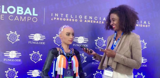 La periodista Carolina Pichardo cuando conversaba con la robot Sophia durante el Foro Global. Jorge Martínez