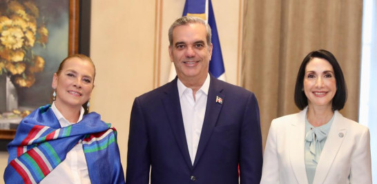 Luis Abinader, Beatríz Gutiérrez Mller y Raquel Arbaje. Fotos: Presidencia de la República