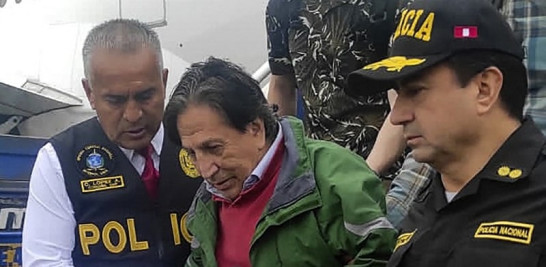 Alejandro Toledo llegando a Perú. Foto de AFP