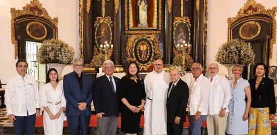 Sonia Villanueva, el Fray José Hernando y el Dr. Franklyn Holguín Haché, junto a miembros de la junta e invitados especiales
