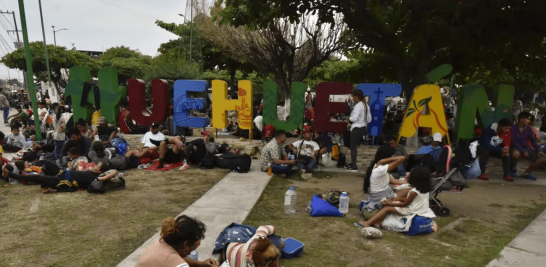 Migrantes descansan al llegar a Huehuetán, en el estado de Chiapas, México, el lunes 24 de abril de 2023. Alrededor de 3.000 iniciaron la caminata antes del amanecer en el segundo día de la marcha en protesta para pedir el final de los centros de detención de migrantes como el que se incendió el mes pasado, dejando 40 migrantes muertos. (AP Foto/Édgar H. Clemente)