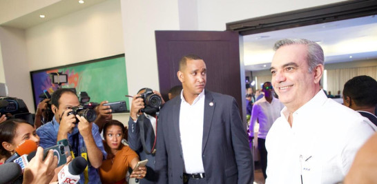 El mandatario dominicano Luis Abinader mientras conversaba con periodistas