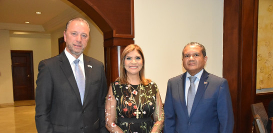 El embajador de Guatemala, Javier Zepeda, la diputada del Parlacen, Rossy Solís y Daniel Liranzo.
