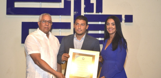 Luis Manuel Flores recibe reconocimiento de la secretaria general y Amaury Polanco