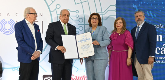 Juan Daniel Balcácer recibe su reconocimiento de manos de Mayra Corporán, Luis Sánchez Noble, Mildred Josefina de Sánchez Noble y Etienne Sánchez.