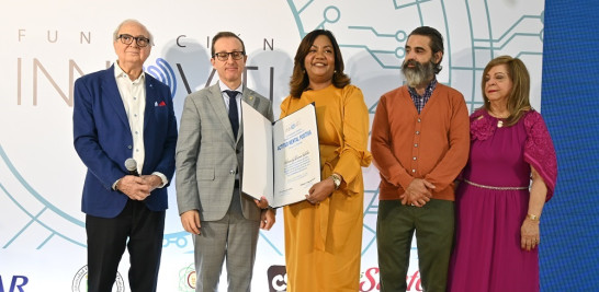 Amarilys Durán Salas recibe su reconocimiento de manos de Esteban Martínez Murga, Ricardo Sánchez, Luis Sánchez Noble y Mildred Josefina de Sánchez Noble.