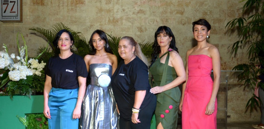 Lucía Roque, Jaromi Roque, Yrene Cruz, Verónica Roque y Carmelsy Confesor.