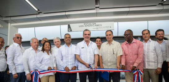 El presidente Luis Abinader encabezó la inauguración del teleférico de Los Alcarrizos junto a legisladores y autoridades locales.
