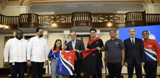 Presidente Luis Abinader al recibir las camisetas de los equipos ganadores.