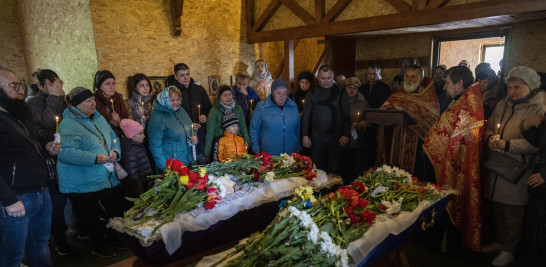 Familiares y amigos de la familia asisten al funeral de Sofia Shulha, de 11 años, y Pysarev Kiriusha, de 17, en Uman, Ucrania central, el domingo 30 de abril de 2023. Shulha y Kiriusha murieron durante un ataque ruso a una residencia edificio la madrugada del viernes.