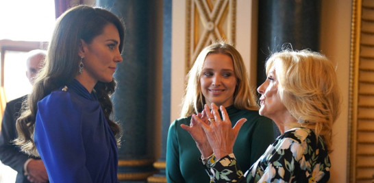 Catherine, princesa de Gales (izquierda) de Gran Bretaña, habla con la primera dama estadounidense Jill Biden (derecha) y su nieta Finnegan Biden (centro) durante una recepción para invitados extranjeros que asistieron a la coronación del rey Carlos III