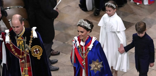 El príncipe Guillermo, el príncipe de Gales de Gran Bretaña, la princesa Catherine, la princesa de Gales, la princesa Carlota de Gales y el príncipe Luis de Gales de Gran Bretaña llegan para las coronaciones del rey Carlos III.