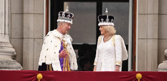 El rey Carlos III de Gran Bretaña con la corona del estado imperial y la reina Camila de Gran Bretaña con una versión modificada de la corona de la reina María.