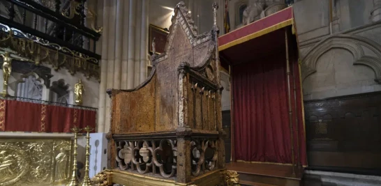 La Silla de Coronación en la Abadía de Westminster en Londres, el miércoles 12 de abril de 2023, previo a la coronación del rey Carlos III del 6 de mayo de 2023.