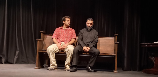 José Roberto Díaz y Jovany Pepín protagonizan la obra teatral, “Padre Pedro”, que se presentó en el Teatro Lope de Vega, ubicado en Novocentro.