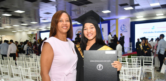 Nachely Lora dedicó su título universitario y su madre la señora Baunis Mercedes.