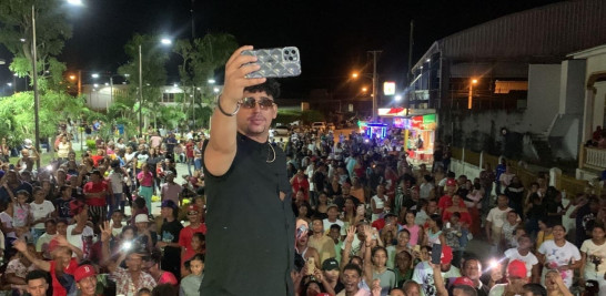 El Poeta Callejero durante una presentación en la plataforma "Te Quiero Madre".